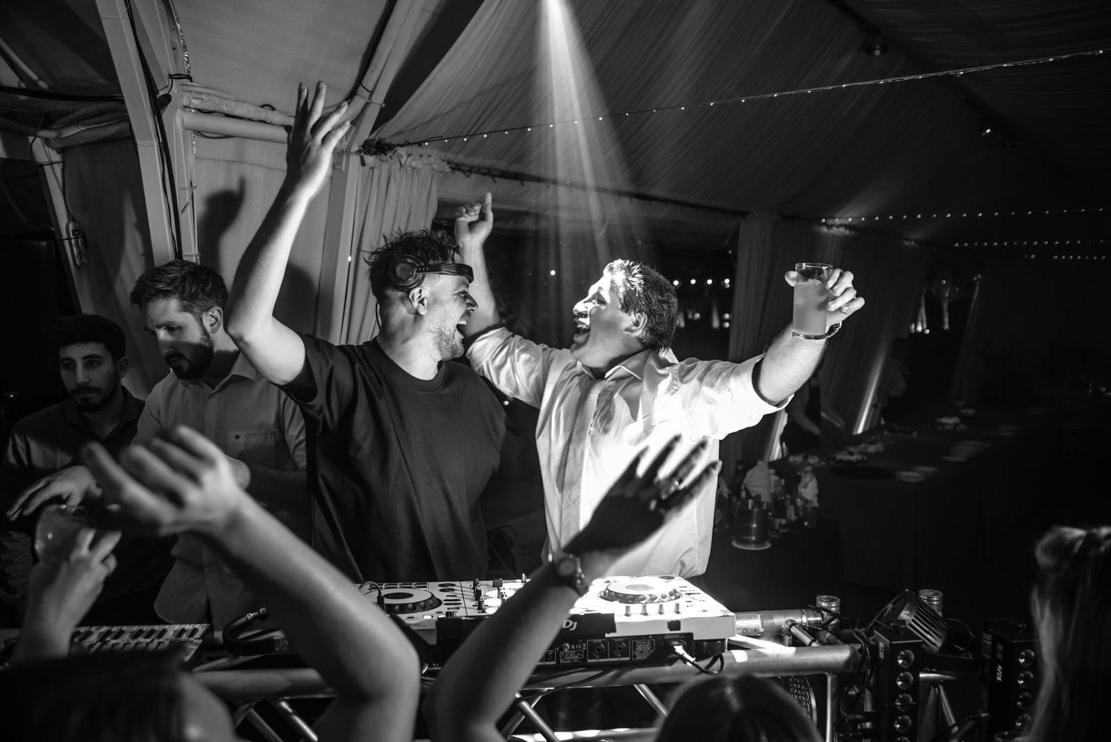 Invitados bailando en una fiesta